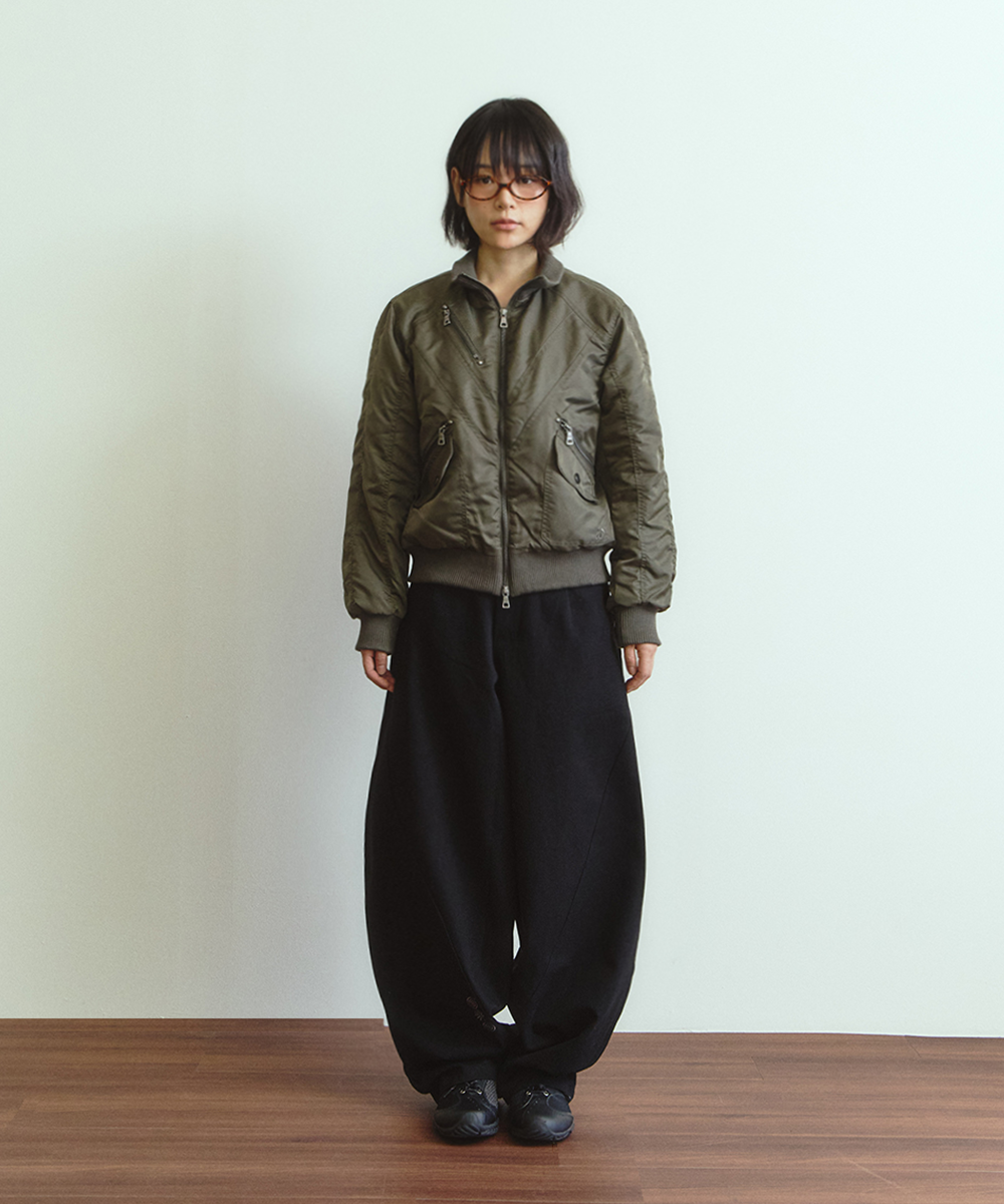 DANDEL cropped studded MA-1 jacket (カーキ) DD25FLOT-002 KH - 02.png